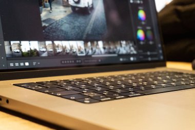Masada siyah dizüstü bilgisayarı olan.