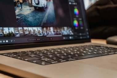 Masada dizüstü bilgisayarı olan modern bilgisayar monitörü