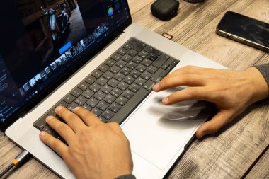 Ofiste çalışan serbest çalışan erkek, yakın plan..