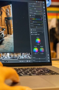 Paris, Fransa - Sezon 2, Bölüm 2, 0, 2: Profesyonel bir stüdyoda dijital kamera kullanan adam