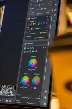 Bir bilgisayar monitörünü kameranın bulanık fotoğrafı ile kapat