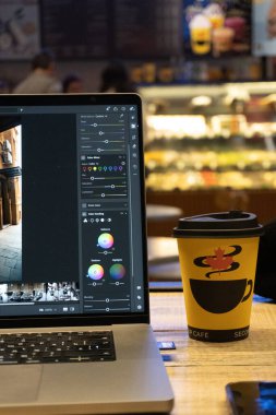 Kahve fincanı, dizüstü bilgisayar ve defter