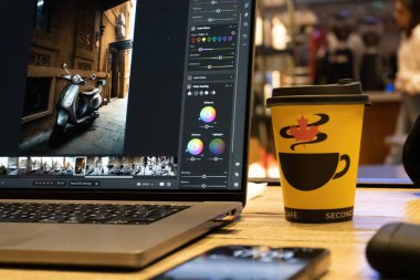 bir fincan kahve ve bir dizüstü bilgisayarla