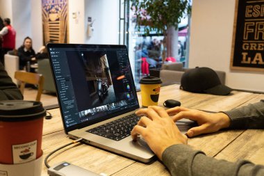 Dizüstü bilgisayar kullanan adam