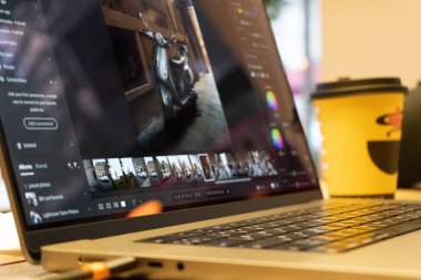 Kapat - Stüdyoda masadaki dizüstü bilgisayarın kapağı