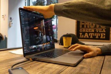 Mutfakta çalışan adam.