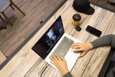 Masada dizüstü bilgisayar kullanan adam