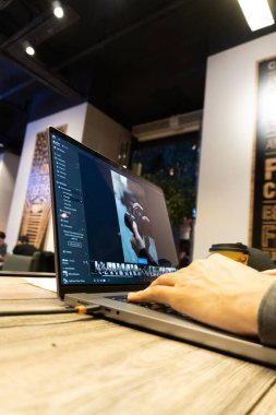 Kadın ev işlerinde çalışıyor, serbest çalışıyor.