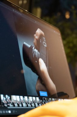 bir dizüstü bilgisayarı kapat