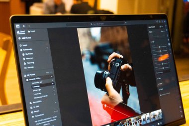 Masada boş ekran olan dizüstü bilgisayar