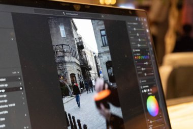 dizüstü bilgisayar ve profesyonel bir fotoğrafçının fotoğrafı.