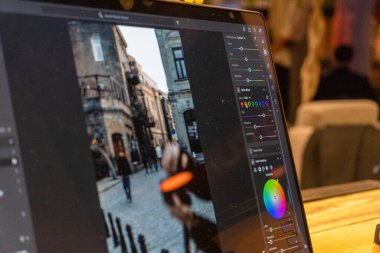 Dijital tablet üzerinde çalışan profesyonel bir fotoğrafçıya yakın çekim