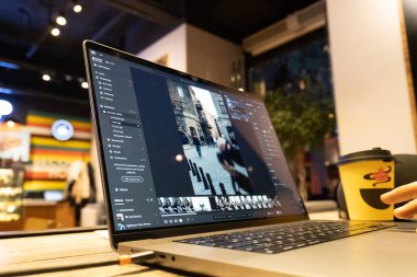 Bir bilgisayar üzerinde çalışan tasarımcı