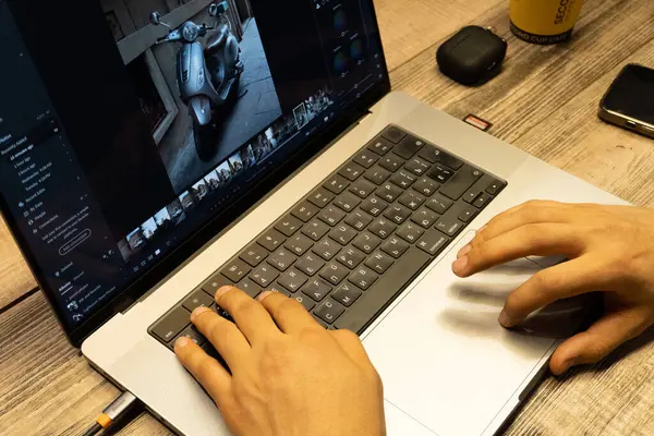 Evde dizüstü bilgisayar kullanan bir adam