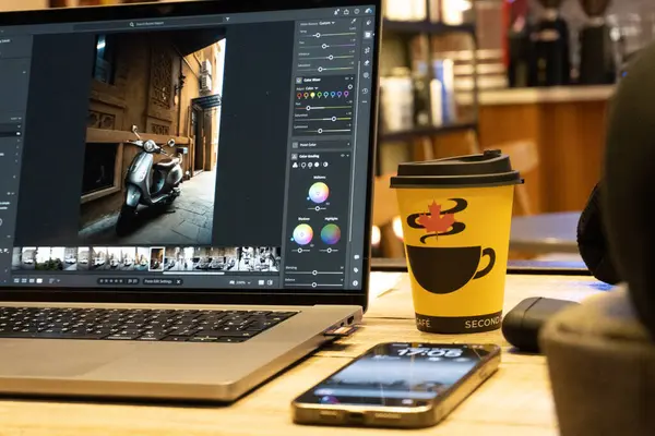 Ofiste bilgisayar ve kahve var.