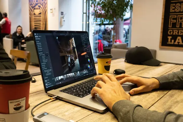 Dizüstü bilgisayar kullanan adam