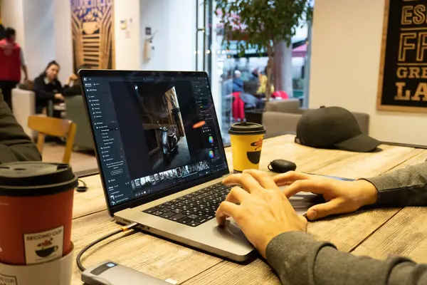 Cafe 'de dizüstü bilgisayarda çalışan adam.