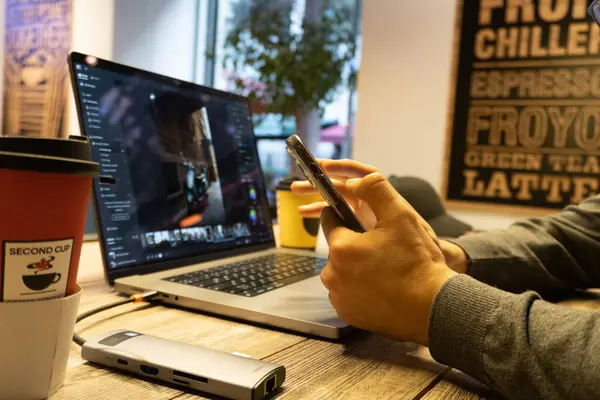 Kafedeki bilgisayarında çalışan genç serbest çalışan bir erkek.