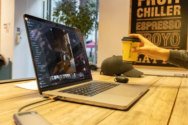 Kahve dükkanında çalışan bir kadın..