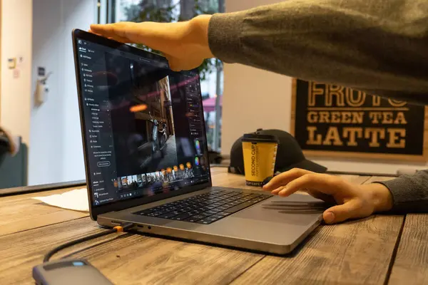 Mutfakta çalışan adam.