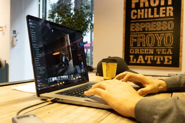 Dizüstü bilgisayarda yazan genç adam.