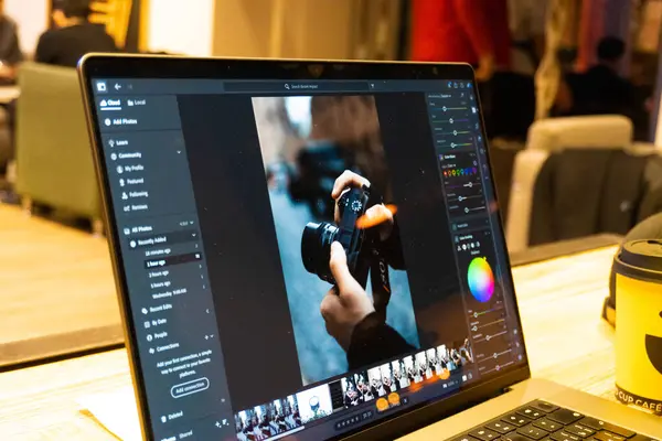 Fotoğrafçı bilgisayarda çalışıyor..