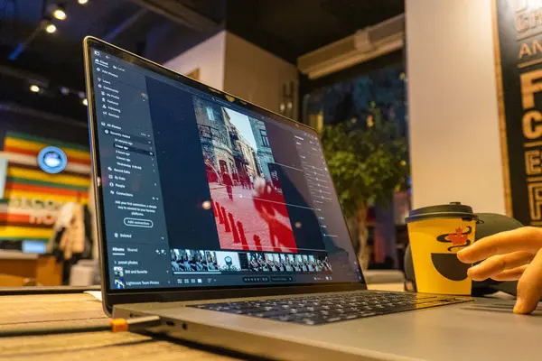 Ofiste bir adam çalışıyor.