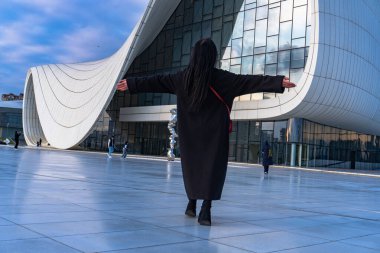 Heydar Aliyev Merkezi 'ne yaptığımız tatil ziyaretinden anılar geziyor. Bakü, Azerbaycan.