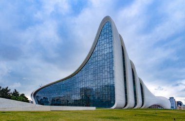 Heydar Aliyev Merkezi 'ne yaptığımız tatil ziyaretinden anılar geziyor. Bakü, Azerbaycan.