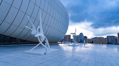 Heydar Aliyev Merkezi 'ne yaptığımız tatil ziyaretinden anılar geziyor. Bakü, Azerbaycan.