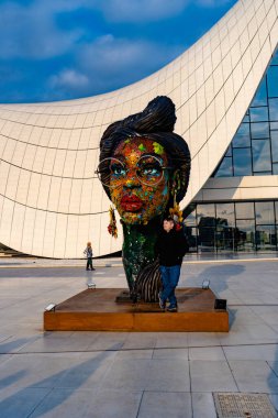 Heydar Aliyev Merkezi 'ne yaptığımız tatil ziyaretinden anılar geziyor. Bakü, Azerbaycan.