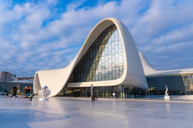 Heydar Aliyev Merkezi 'ne yaptığımız tatil ziyaretinden anılar geziyor. Bakü, Azerbaycan.