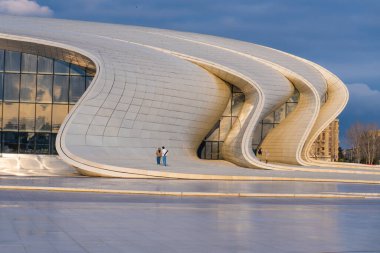 Heydar Aliyev Merkezi 'ne yaptığımız tatil ziyaretinden anılar geziyor. Bakü, Azerbaycan.