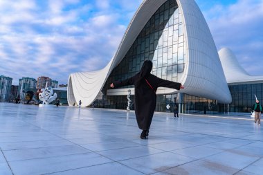 Heydar Aliyev Merkezi 'ne yaptığımız tatil ziyaretinden anılar geziyor. Bakü, Azerbaycan.