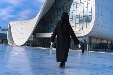 Heydar Aliyev Merkezi 'ne yaptığımız tatil ziyaretinden anılar geziyor. Bakü, Azerbaycan.