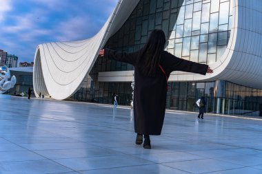 Heydar Aliyev Merkezi 'ne yaptığımız tatil ziyaretinden anılar geziyor. Bakü, Azerbaycan.