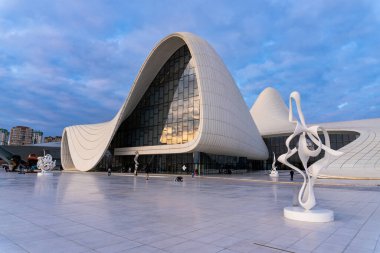 Heydar Aliyev Merkezi 'ne yaptığımız tatil ziyaretinden anılar geziyor. Bakü, Azerbaycan.