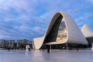 Heydar Aliyev Merkezi 'ne yaptığımız tatil ziyaretinden anılar geziyor. Bakü, Azerbaycan.