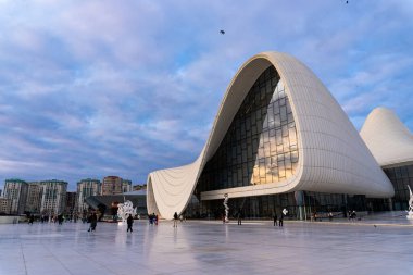 Heydar Aliyev Merkezi 'ne yaptığımız tatil ziyaretinden anılar geziyor. Bakü, Azerbaycan.