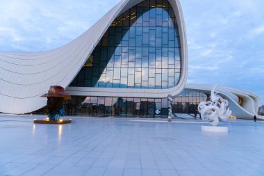 Heydar Aliyev Merkezi 'ne yaptığımız tatil ziyaretinden anılar geziyor. Bakü, Azerbaycan.