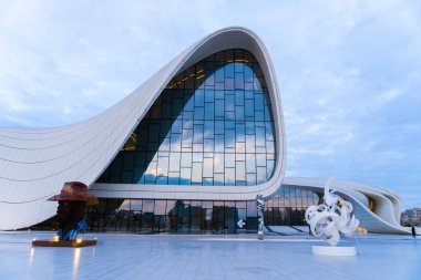 Heydar Aliyev Merkezi 'ne yaptığımız tatil ziyaretinden anılar geziyor. Bakü, Azerbaycan.