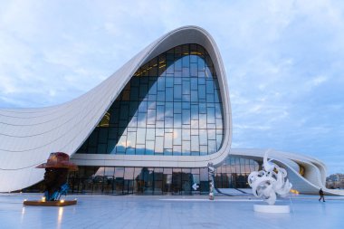 Heydar Aliyev Merkezi 'ne yaptığımız tatil ziyaretinden anılar geziyor. Bakü, Azerbaycan.