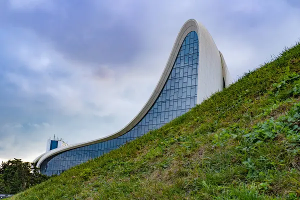 Heydar Aliyev Merkezi 'ne yaptığımız tatil ziyaretinden anılar geziyor. Bakü, Azerbaycan.