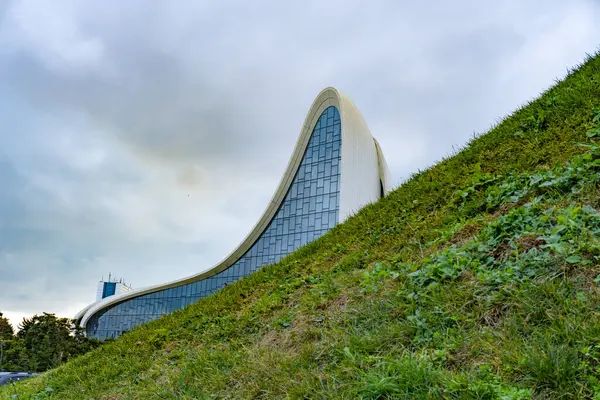 Heydar Aliyev Merkezi 'ne yaptığımız tatil ziyaretinden anılar geziyor. Bakü, Azerbaycan.