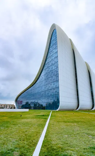 Heydar Aliyev Merkezi 'ne yaptığımız tatil ziyaretinden anılar geziyor. Bakü, Azerbaycan.