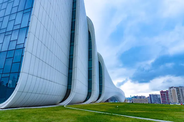 Heydar Aliyev Merkezi 'ne yaptığımız tatil ziyaretinden anılar geziyor. Bakü, Azerbaycan.