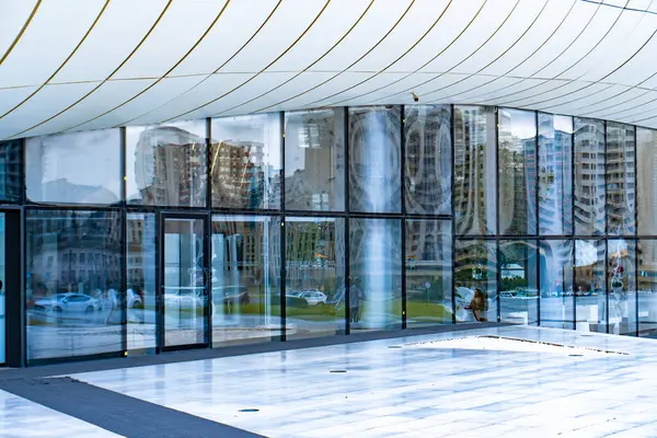 Heydar Aliyev Merkezi 'ne yaptığımız tatil ziyaretinden anılar geziyor. Bakü, Azerbaycan.