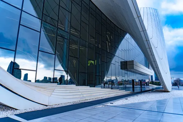 Heydar Aliyev Merkezi 'ne yaptığımız tatil ziyaretinden anılar geziyor. Bakü, Azerbaycan.