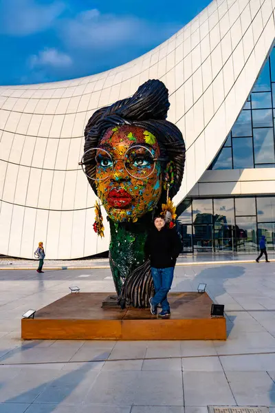 Heydar Aliyev Merkezi 'ne yaptığımız tatil ziyaretinden anılar geziyor. Bakü, Azerbaycan.