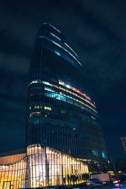 Şehir merkezinde gece vakti yakalanışı. Bakü, Azerbaycan.